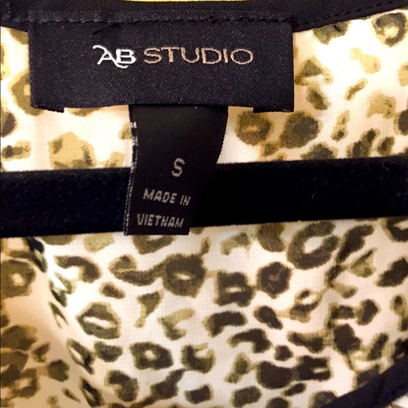 NWT- flutter sleeve top with black silk belt - Picture 3 of 6